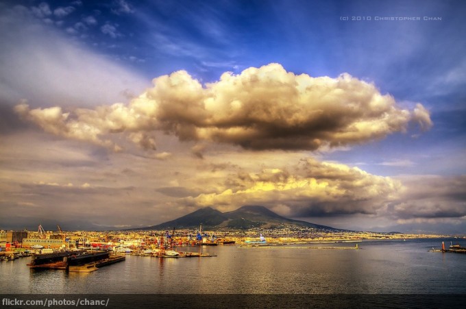 那不勒斯海湾 (Baia di Napoli) 和维苏威火山（Monte Vesuvio）
