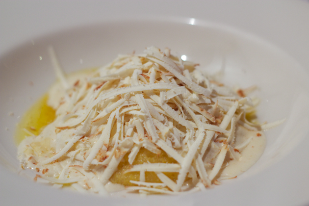 TOC’ DI BRAIDES（软玉米粥上面配有融化的LATTERIA奶酪和磨碎的RICOTTA SALATA奶酪）