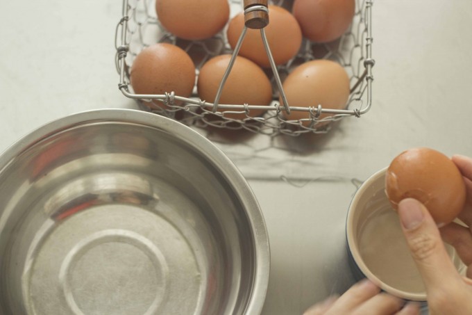 meimanrensheng.com how to cook- separating eggs step 1