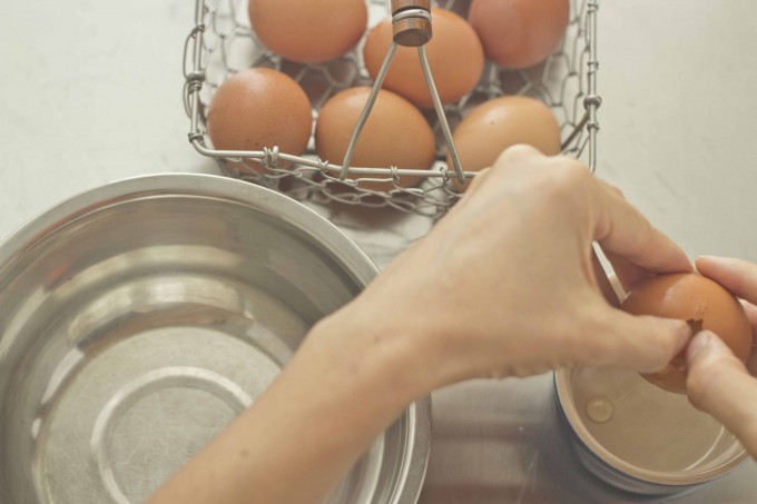 meimanrensheng.com how to cook- separating eggs step 2