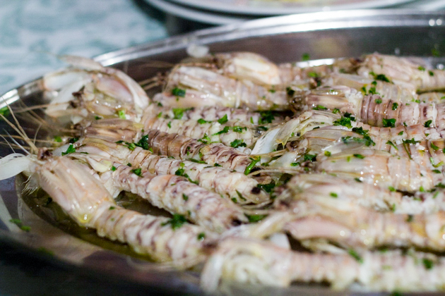 简单烹制过的螳螂虾配橄榄油和欧芹
