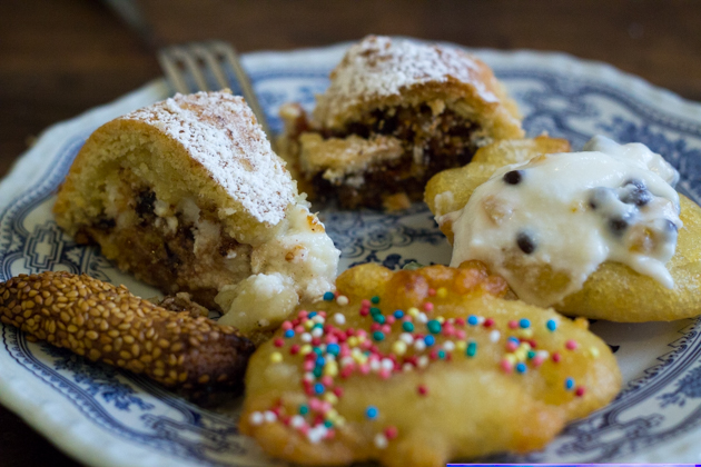 BISCOTTI REGINA（左侧——脆面包饼干，外面裹芝麻）、CASSATA（后面左侧——家庭手工版本，用甜味乳清奶酪和巧克力、水果蜜饯填馅的挞）、BUCCELATA（中间后侧——糕点圆环蛋糕，起源于阿拉伯，用坚果碎、水果干和蜂蜜夹心）、SFINCI DEL SAN GIUSEPPE（右侧和中间——像羽毛一样轻软的多纳圈，佐以蜂蜜、糖粒，或用甜味乳清奶酪奶油填馅），和Patrizia of Sicilian days一起制作的