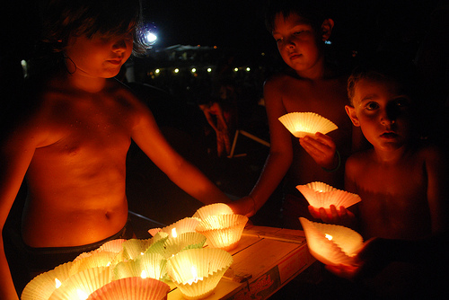 男孩子们正在准备节庆时漂浮到海上的灯，Kekkoz拍摄
