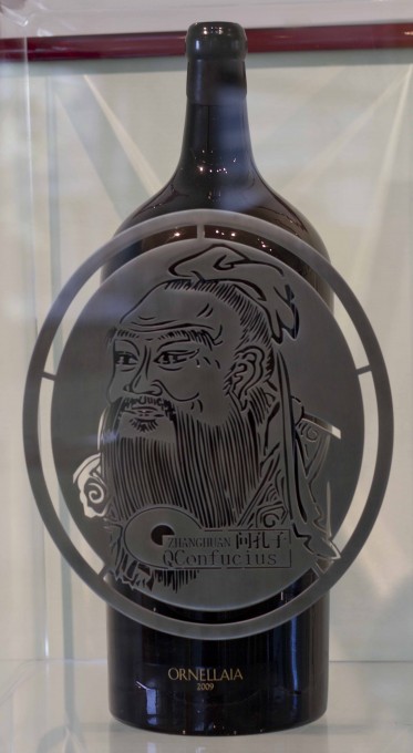 艺术家张欢为奥纳亚2009年份酒设计的带有不锈钢雕刻的酒瓶 (Salmanazar of Ornellaia 2009)