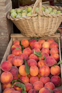 蒙帕萨罗一给水果摊卖的桃子和青梅