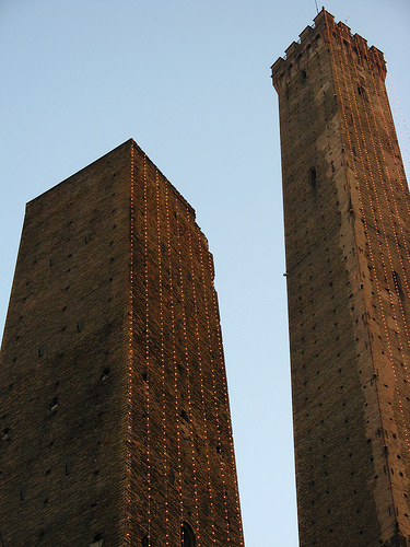 Bologna 的两座塔，Poluz拍摄