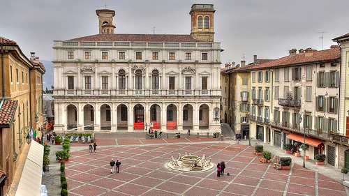 Piazza Vecchia，Bergamo，NervousEnergy拍摄