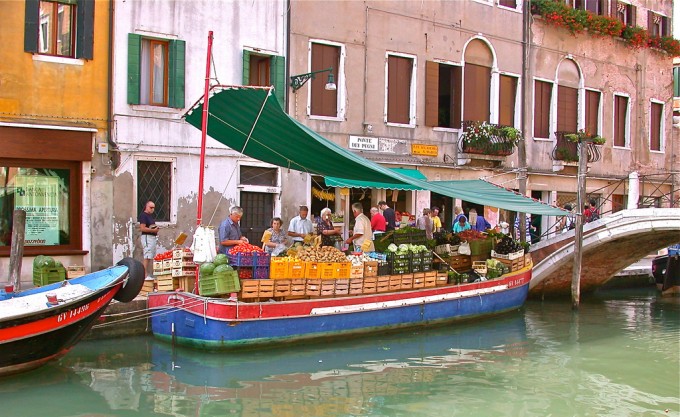 威尼斯的蔬菜船，Lizzy D S拍摄