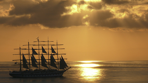 Stromboli岛附近的帆船，Marina & Enrique拍摄