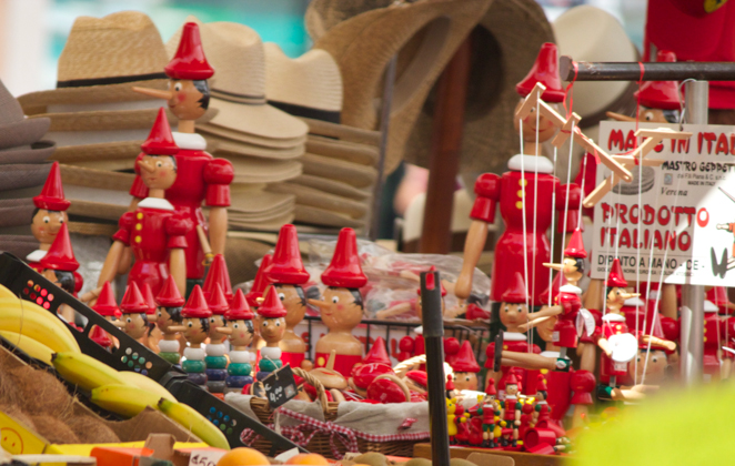 PIAZZA ERBE上的一个售卖匹诺曹提线木偶的摊位