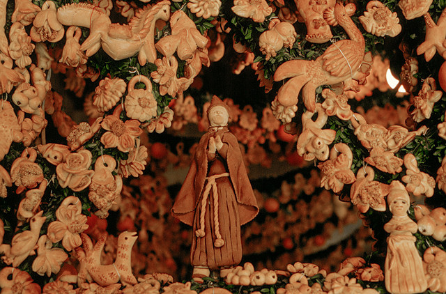 西西里岛的SALEMI摆放的精心制作地装饰性面包和柑橘类水果制作而成的圣坛，以此纪念SAN GIUSEPPE，CARLO COLUMBA拍摄
