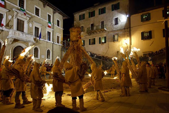 托斯卡纳的PITIGLIANO在3月19日燃烧的篝火（TORCIATA DI SAN GIUSEPPE），ALBERTO LAURETTI拍摄