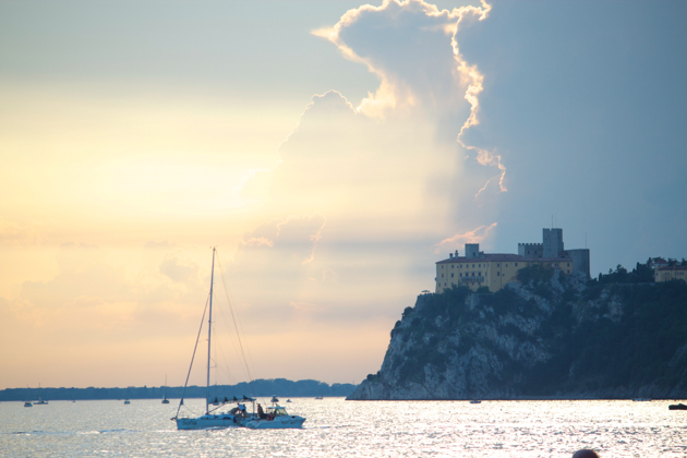 亚得里亚海和DUINO城堡上的落日