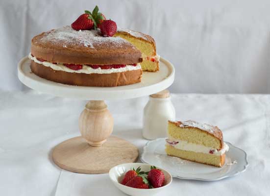 Torta genovese con panna montata e fragole (热那亚海绵蛋糕，以草莓和奶油夹心)