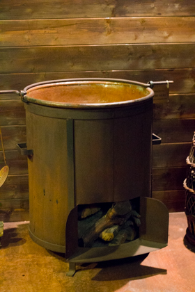 用来煮未发酵葡萄果汁的铜制厨具