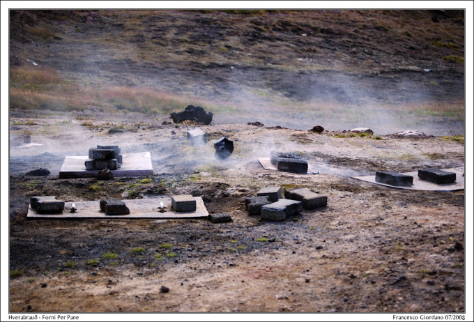 冰岛间歇泉面包烹制中，Francesco拍摄