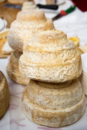 MONTEBORE奶酪（一种稀有的牛奶和羊奶奶酪，形成像结婚蛋糕，这是由本笃会僧人在12世纪发明的）