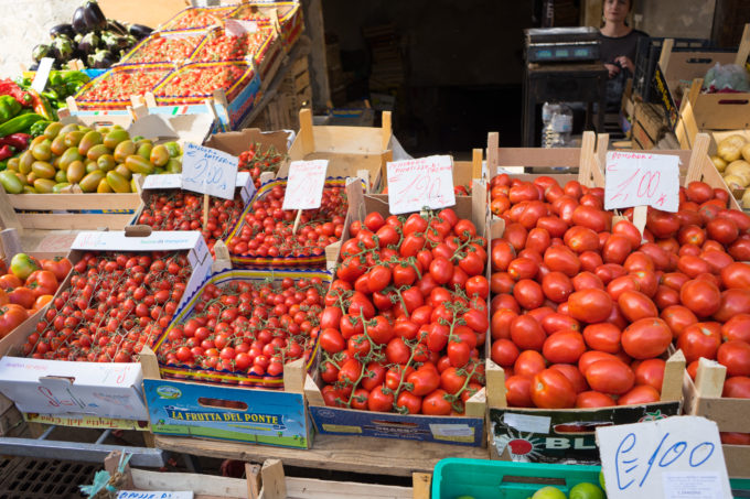 锡拉库萨的集市上售卖的番茄