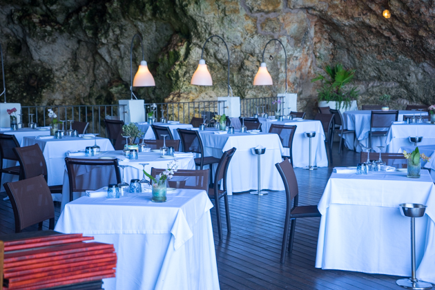 GROTTA PALAZZESE餐厅放置在海边山洞上的餐桌