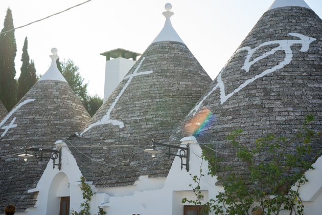 阿尔贝罗贝洛（ALBEROBELLO）的特鲁利房屋，屋顶上有白石灰涂的基督教符号